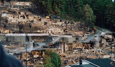 Fire damage in Krokstadelva, Norway, where more than 100 houses burned, illustrating wildfire-like fire spread, dense timber housing and emergency response.